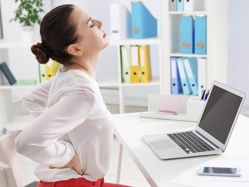 久坐导致关节疼痛的办公室人员