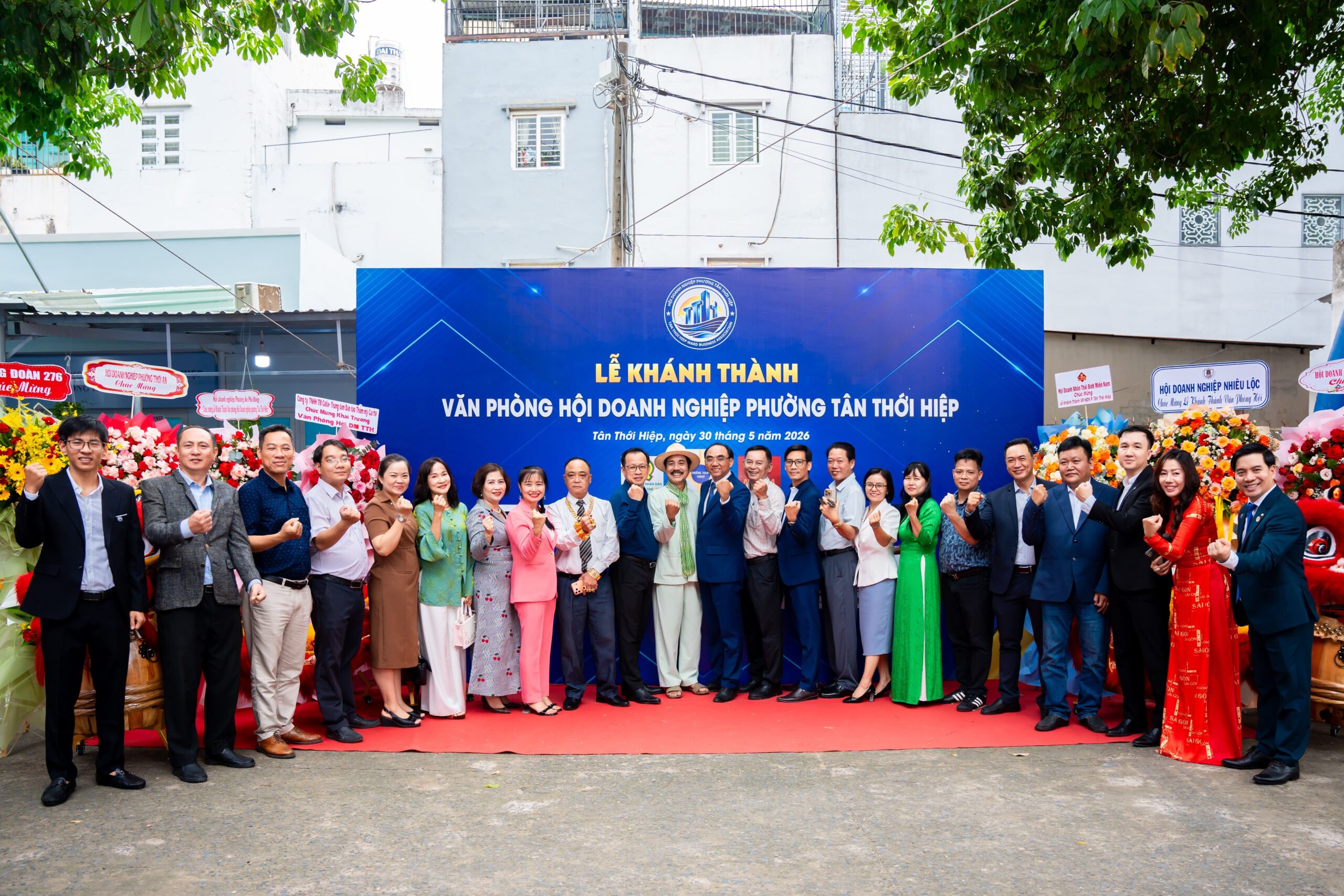 Ban Lãnh Đạo, Ban Chấp Hành Hội Doanh Nghiệp phường Tân Thới Hiệp chụp ảnh lưu niệm cùng khách mời Ban Lãnh Đạo, Ban Chấp Hành Hội Doanh Nghiệp phường Tân Thới Hiệp chụp ảnh lưu niệm cùng khách mời