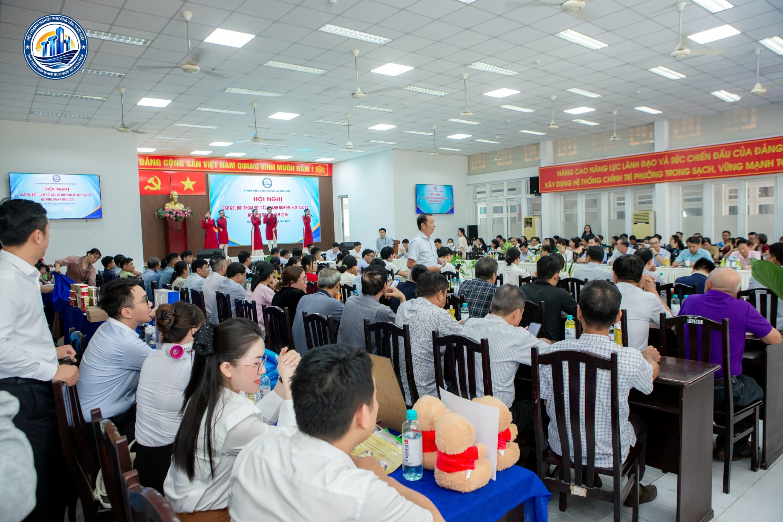 Toàn cảnh hội nghị gặp gỡ đối thoại doanh nghiệp phường Tân Thới Hiệp Toàn cảnh hội nghị gặp gỡ đối thoại doanh nghiệp phường Tân Thới Hiệp