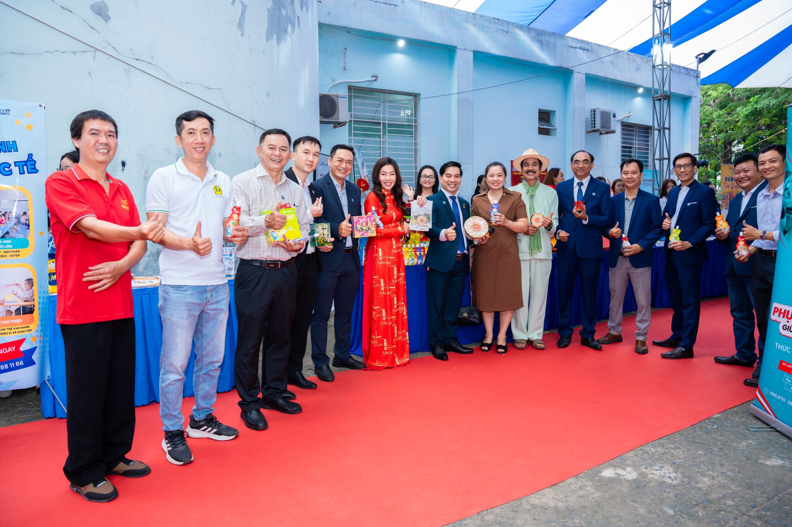 Các đối tác, khách mời và doanh nhân chụp ảnh lưu niệm tại gian hàng giao thương của NestGia Các đối tác, khách mời và doanh nhân chụp ảnh lưu niệm tại gian hàng giao thương của NestGia