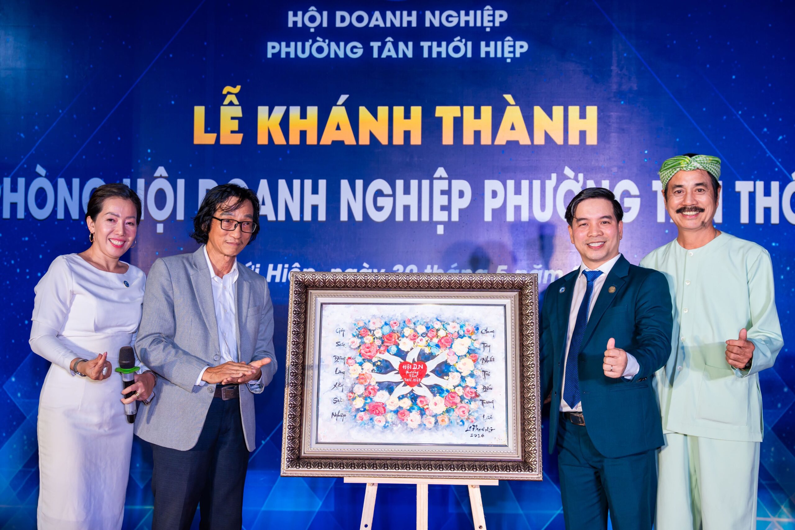 Đại diện NestGia - Tổng Giám Đốc. Ông Nguyễn Văn Thịnh chụp ảnh lưu niệm cùng tác giả bức tranh đã đấu giá thành công - Hoạ sĩ Lê Phương Đại diện NestGia - Tổng Giám Đốc. Ông Nguyễn Văn Thịnh chụp ảnh lưu niệm cùng tác giả bức tranh đã đấu giá thành công - Hoạ sĩ Lê Phương
