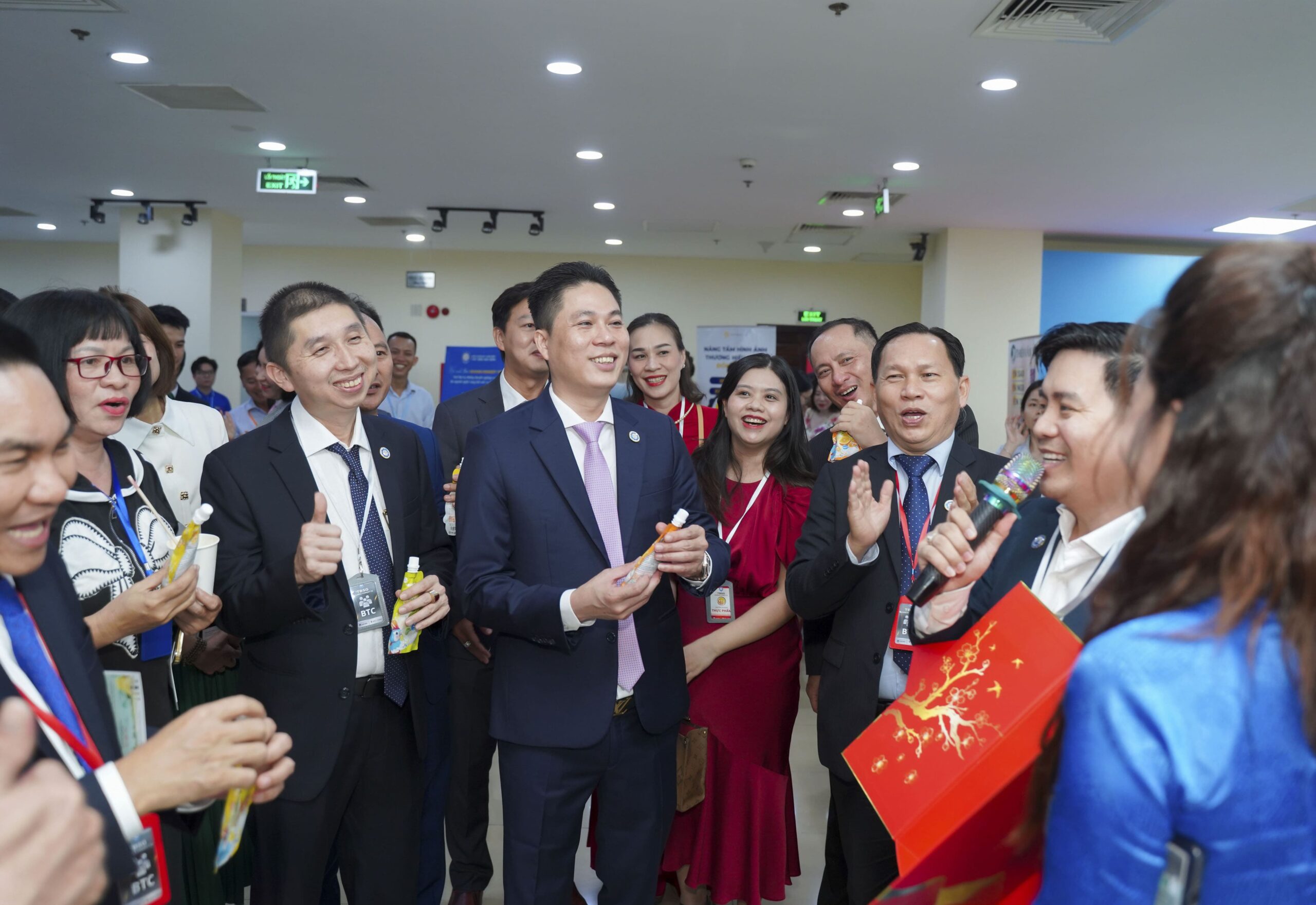Gian hàng Yến sào NestGia vinh dự đón tiếp Ban lãnh đạo Hội Doanh nghiệp Tây Bắc Sài Gòn và đại diện quý doanh nghiệp đến tham quan Gian hàng Yến sào NestGia vinh dự đón tiếp Ban lãnh đạo Hội Doanh nghiệp Tây Bắc Sài Gòn và đại diện quý doanh nghiệp đến tham quan