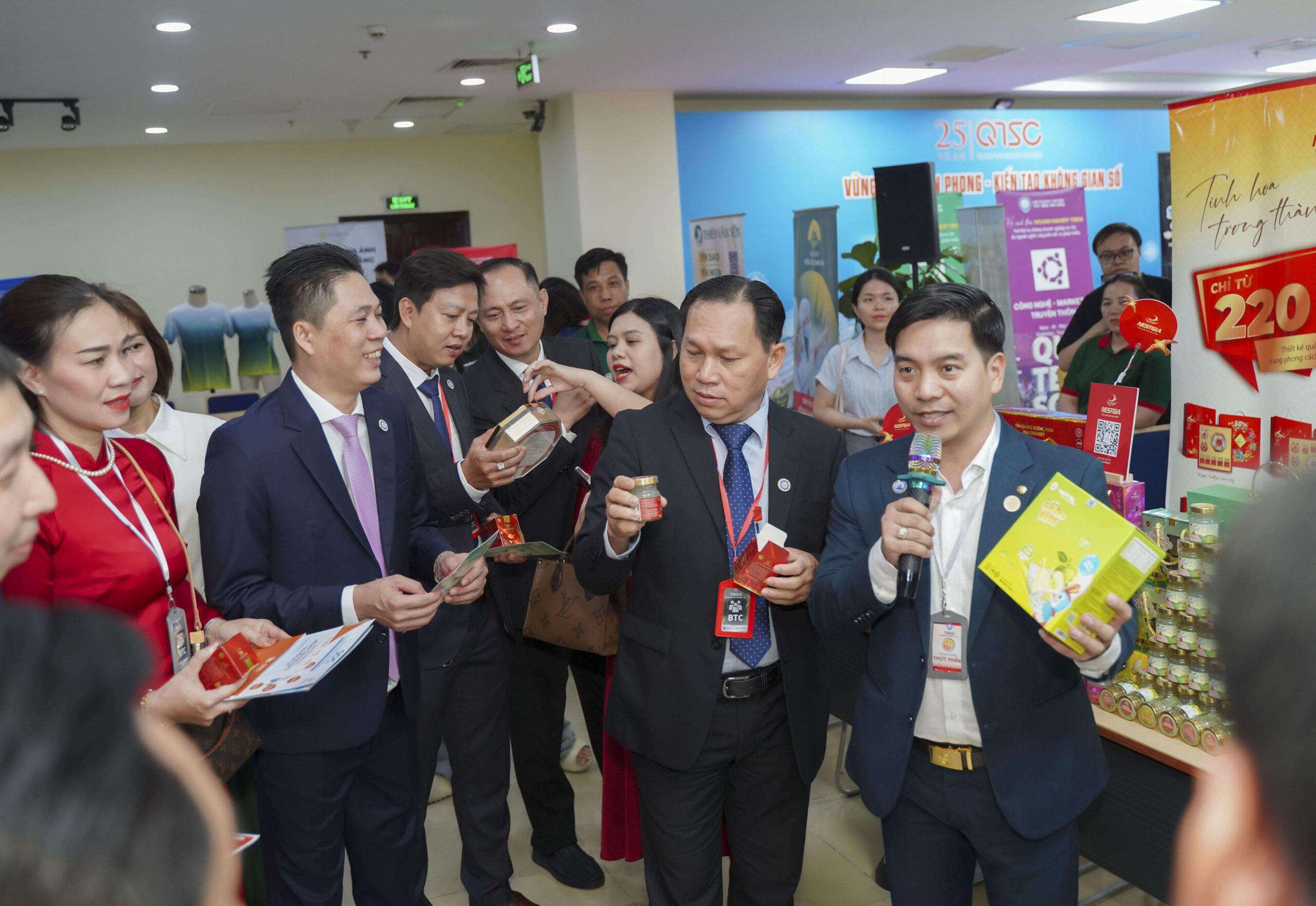 Tổng giám đốc Công ty TNHH Dược Phú Thành - Ông Nguyễn Văn Thịnh trực tiếp chia sẻ tâm huyết và mời đoàn lãnh đạo dùng thử sản phẩm yến sào NestGia Tổng giám đốc Công ty TNHH Dược Phú Thành - Ông Nguyễn Văn Thịnh trực tiếp chia sẻ tâm huyết và mời đoàn lãnh đạo dùng thử sản phẩm yến sào NestGia