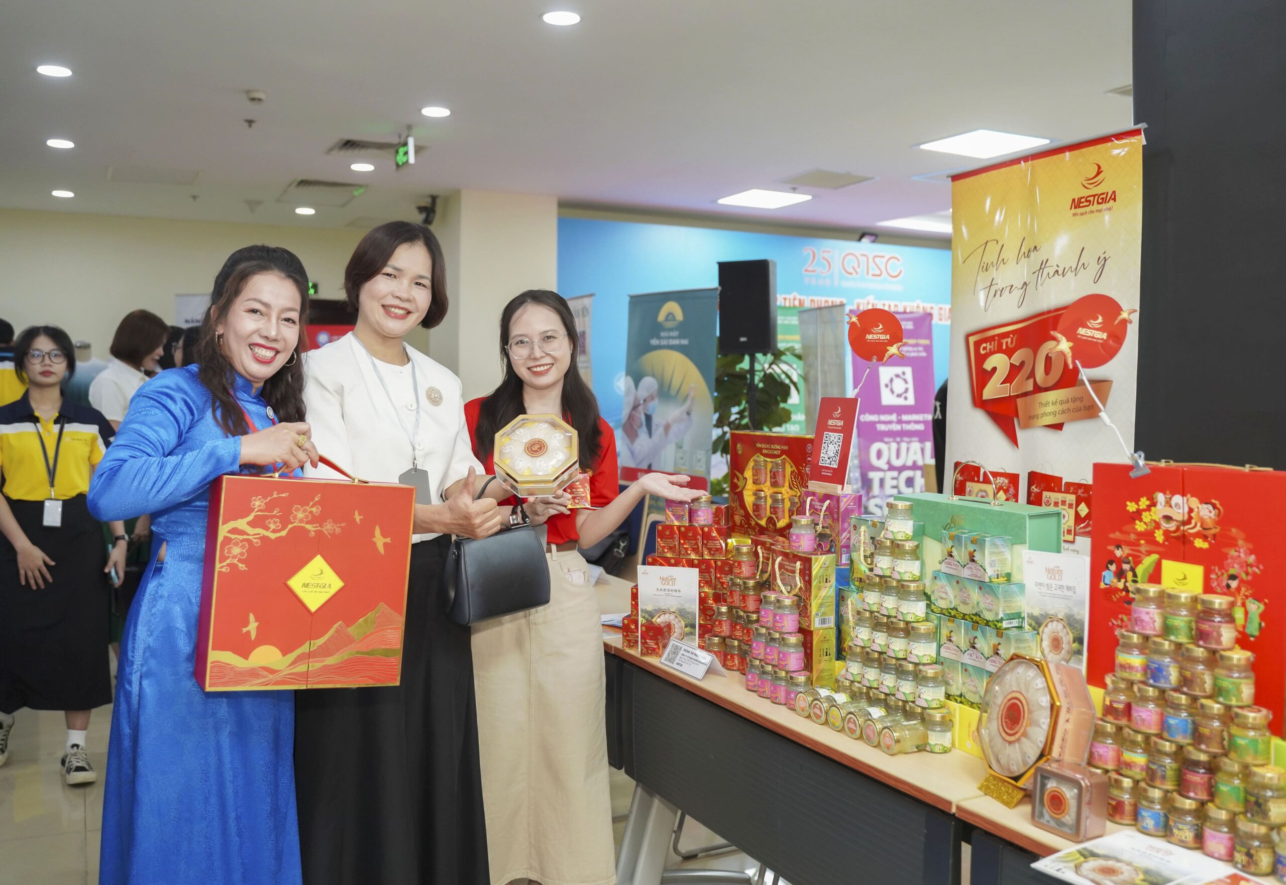 Các set quà tặng doanh nghiệp cao cấp của NestGia thu hút sự quan tâm lớn nhờ thiết kế sang trọng và linh hoạt theo yêu cầu. Các set quà tặng doanh nghiệp cao cấp của NestGia thu hút sự quan tâm lớn nhờ thiết kế sang trọng và linh hoạt theo yêu cầu.