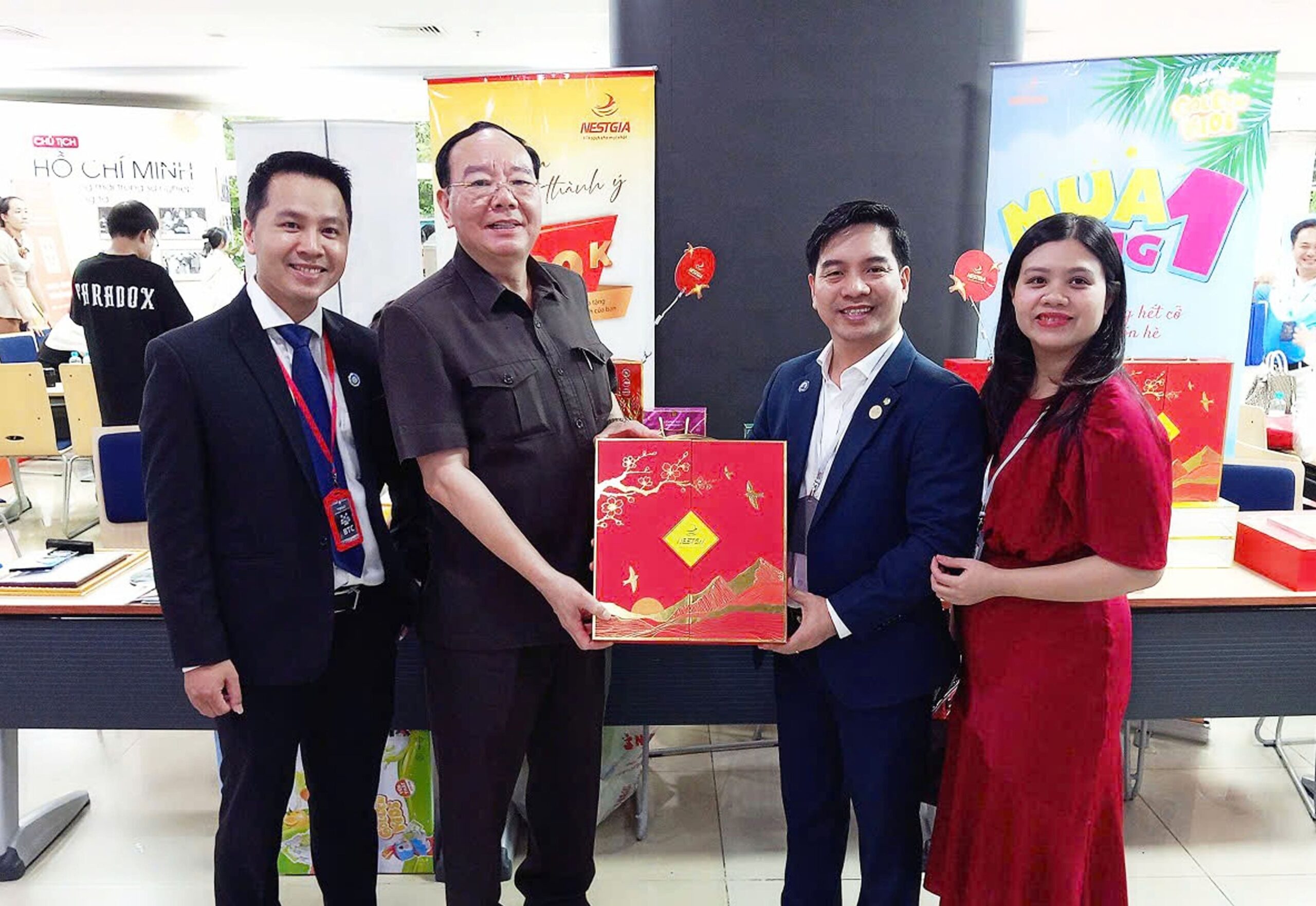 Hộp quà Thịnh Vượng NatureGold chứa đựng tinh hoa yến sào nguyên chất trân trọng gửi trao tới Thầy. Hộp quà Thịnh Vượng NatureGold chứa đựng tinh hoa yến sào nguyên chất trân trọng gửi trao tới Thầy.