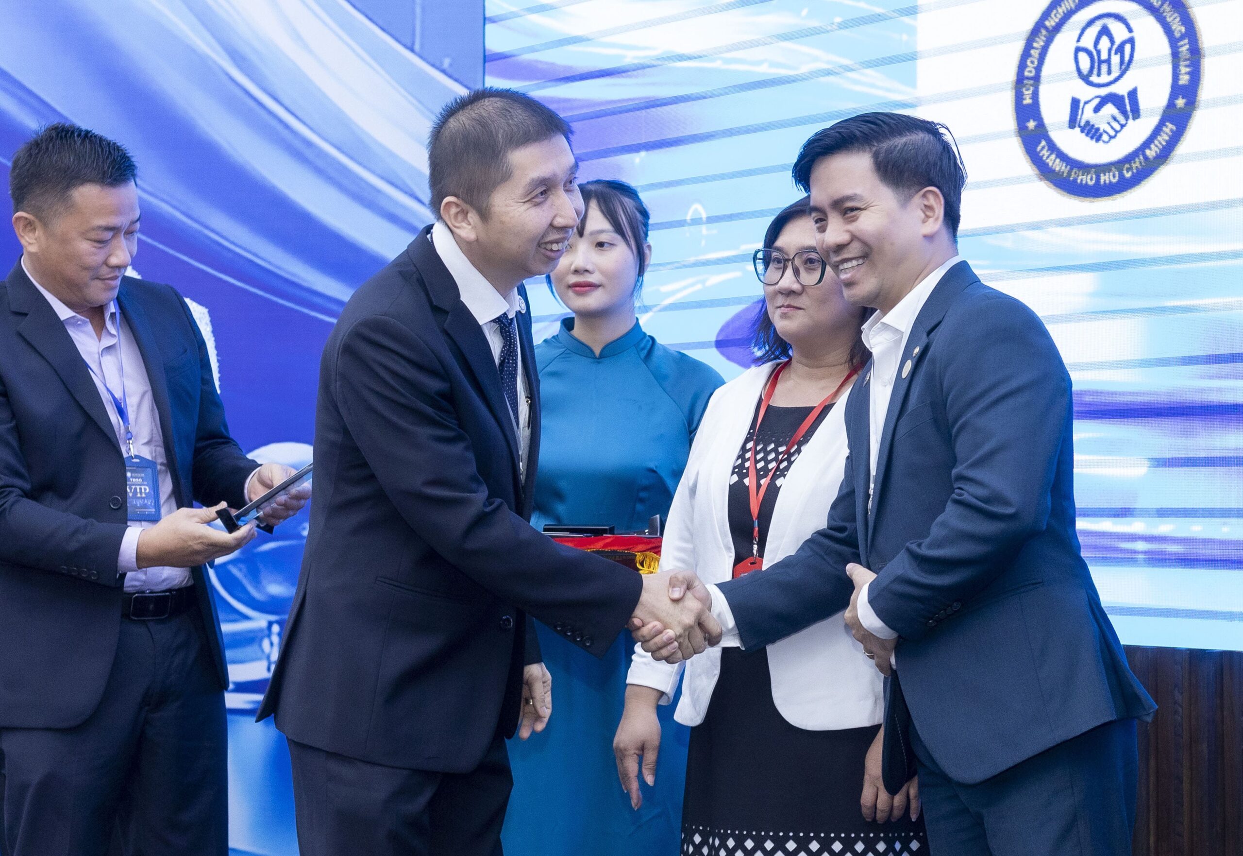 NestGia kính chúc cộng đồng doanh nghiệp TBSG ngày càng kết nối bền chặt, gặt hái nhiều thắng lợi và không ngừng phát triển thịnh vượng! NestGia kính chúc cộng đồng doanh nghiệp TBSG ngày càng kết nối bền chặt, gặt hái nhiều thắng lợi và không ngừng phát triển thịnh vượng!