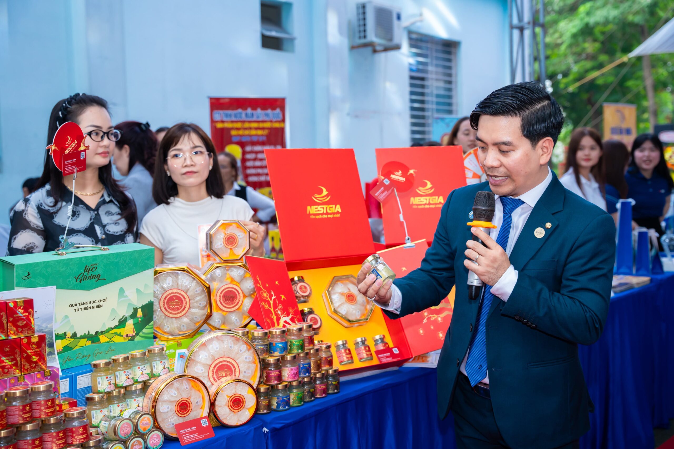 Tổng Giám Đốc - Ông. Nguyễn Văn Thịnh hăng say giới thiệu các sản phẩm của NestGia với khách tham quan gian hàng Tổng Giám Đốc - Ông. Nguyễn Văn Thịnh hăng say giới thiệu các sản phẩm của NestGia với khách tham quan gian hàng