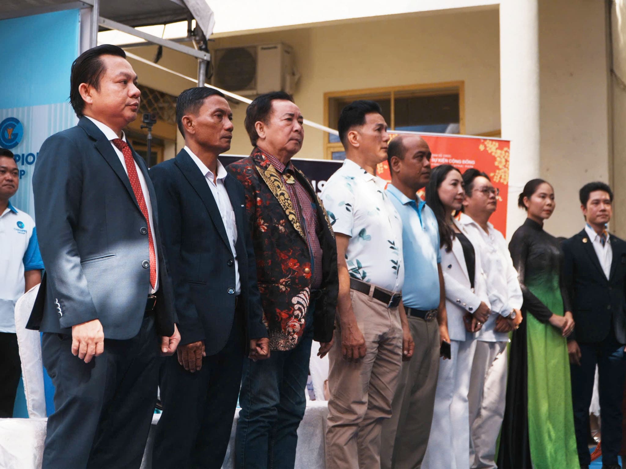 Các đại biểu cấp cao thương mại hai nước thực hiện nghi thức Chào cờ
