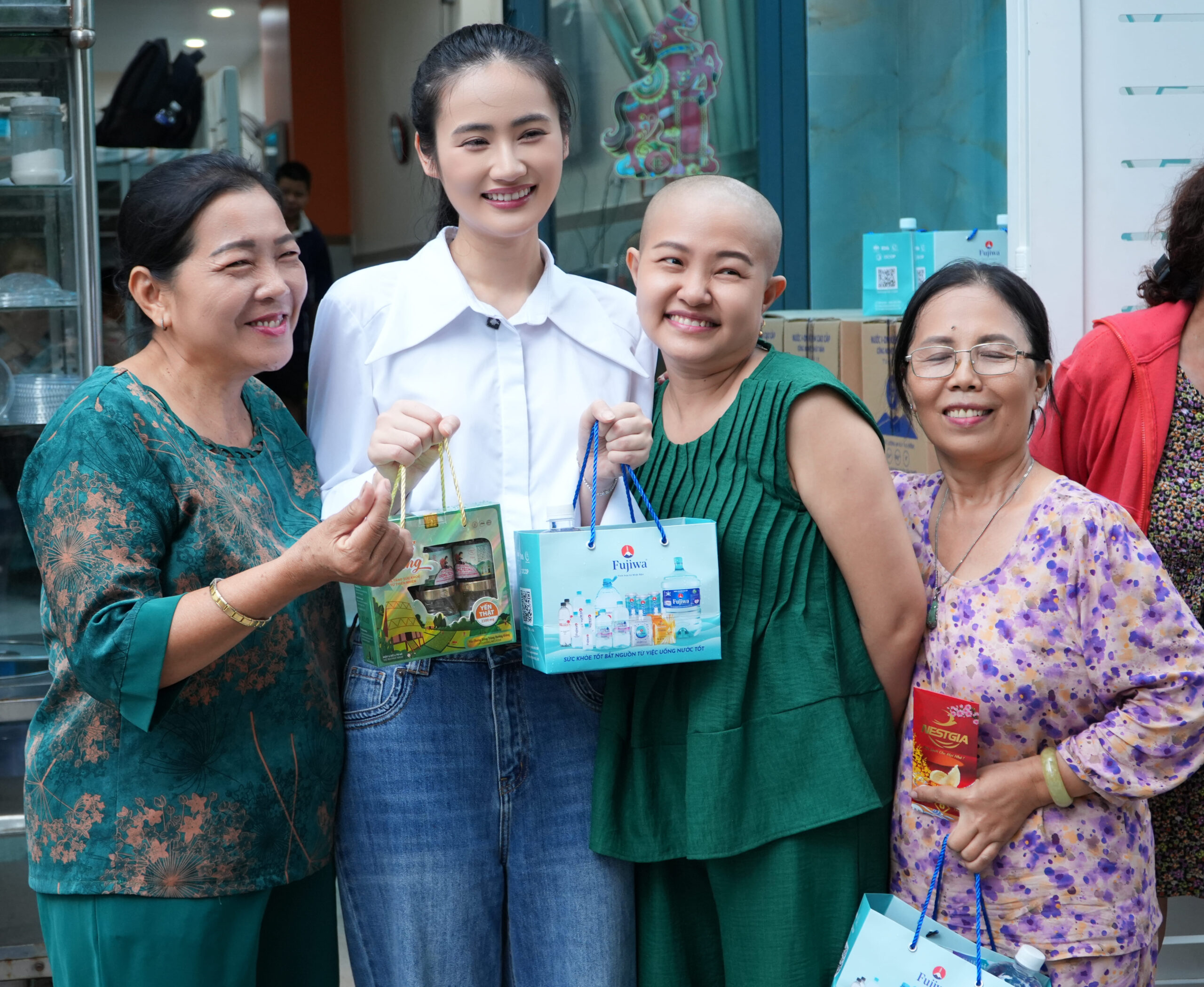 Hoa hậu Ý Nhi trở lại Nhà Tâm An - Nơi đang chở che những nụ cười chiến thắng nghịch cảnh.