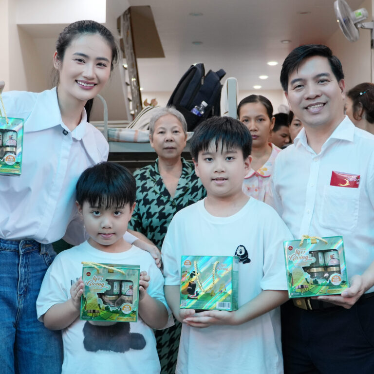 Lãnh đạo NestGia, Hoa Hậu Ý Nhi cùng 2 em bé Phú Thành & Đức Phúc trao tặng quà LifeGiving đến mái ấm