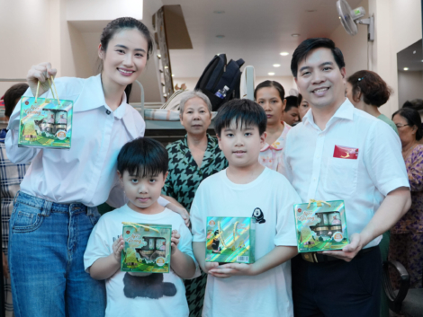 Lãnh đạo NestGia, Hoa Hậu Ý Nhi cùng 2 em bé Phú Thành & Đức Phúc trao tặng quà LifeGiving đến mái ấm