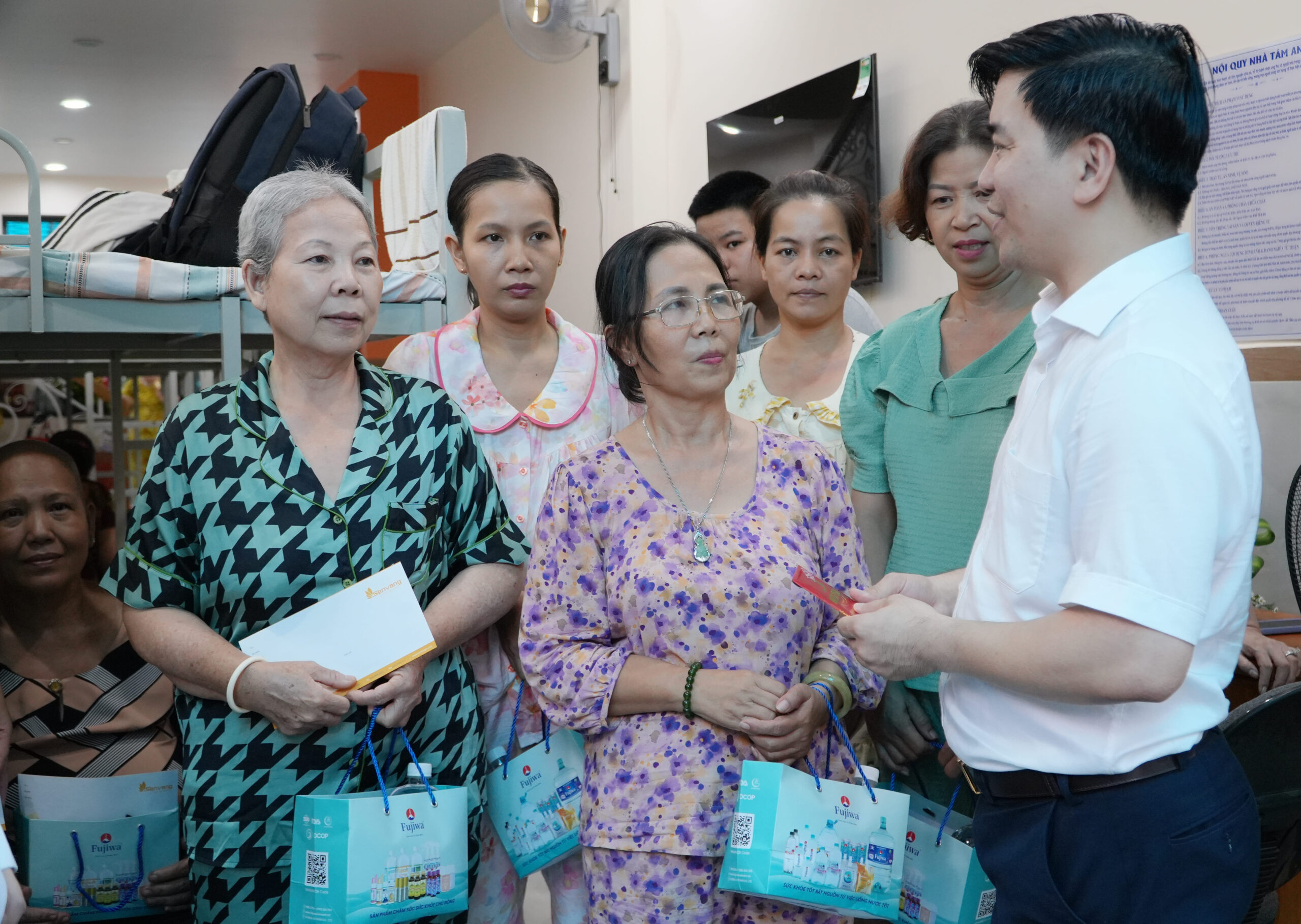 Ông Nguyễn Văn Thịnh – Tổng Giám Đốc NESTGIA trao phần quà hiện kim ý nghĩa, tiếp thêm nguồn lực cho mái ấm.