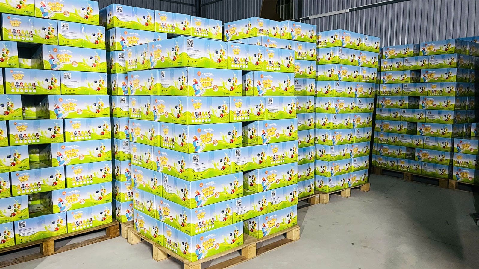 Hơn 100 thùng Goldenkids loại 72 túi/ thùng, NestGia chuẩn bị vận chuyển sang điểm tập kết của chương trình