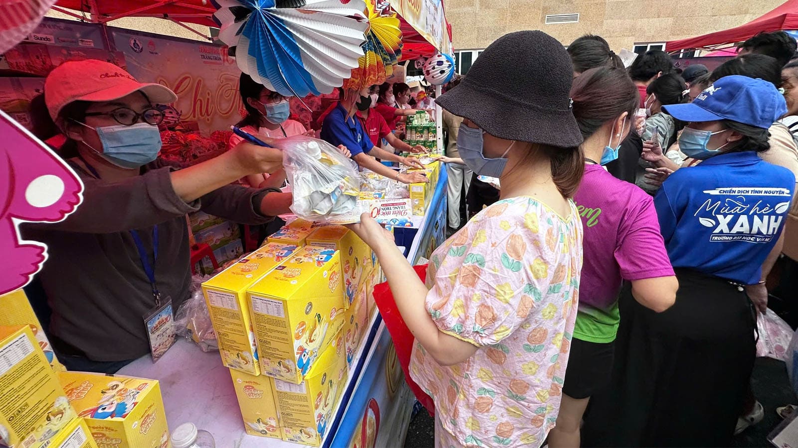 Những túi Nước yến trái cây Golden Kids dinh dưỡng được gửi tặng các bé - phụ huynh nhận thay