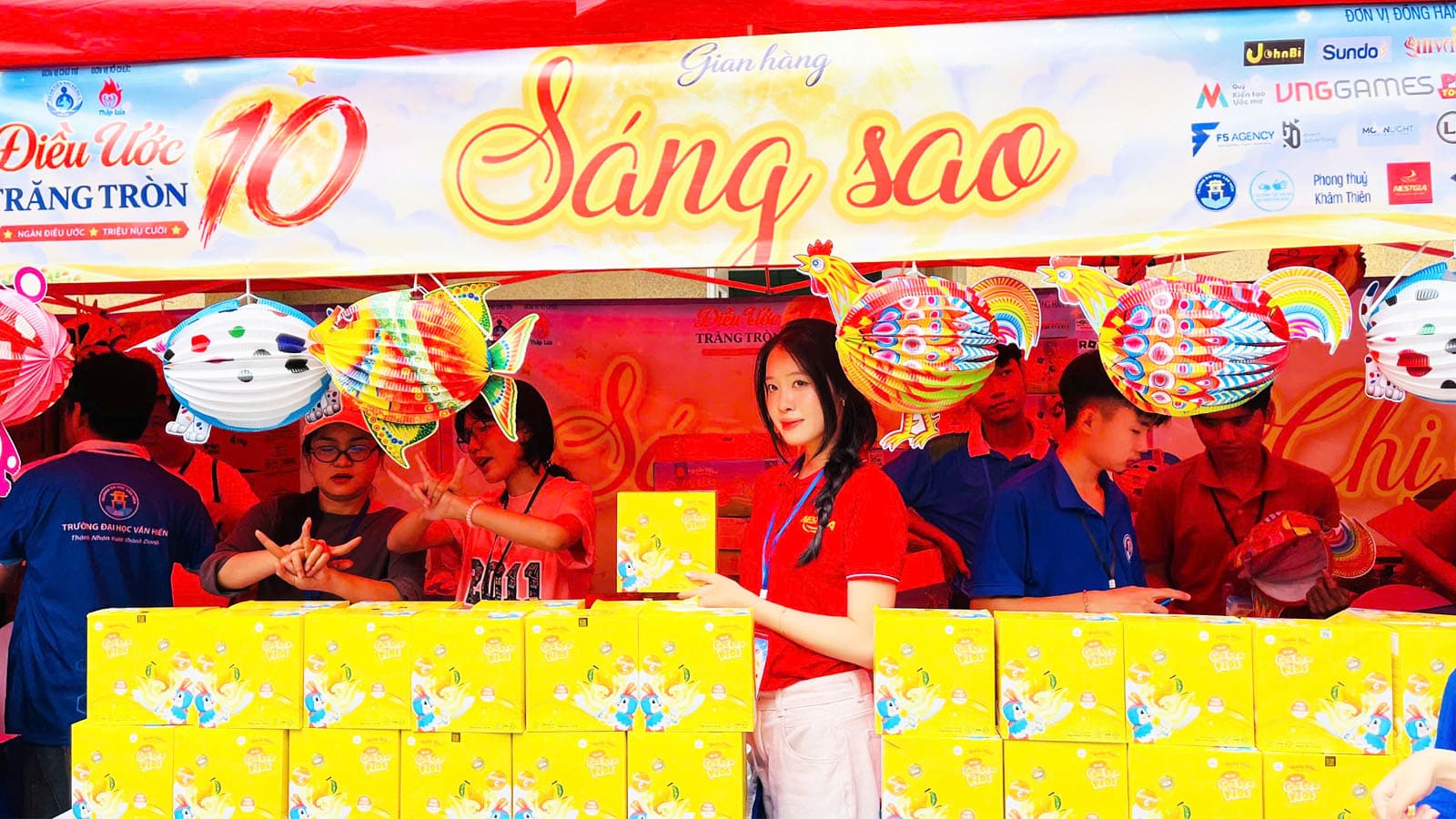Gian hàng Sáng Sao "nhuộm vàng" những túi nước yến trái cây GoldenKids vị Lê dinh dưỡng dành tặng các bé